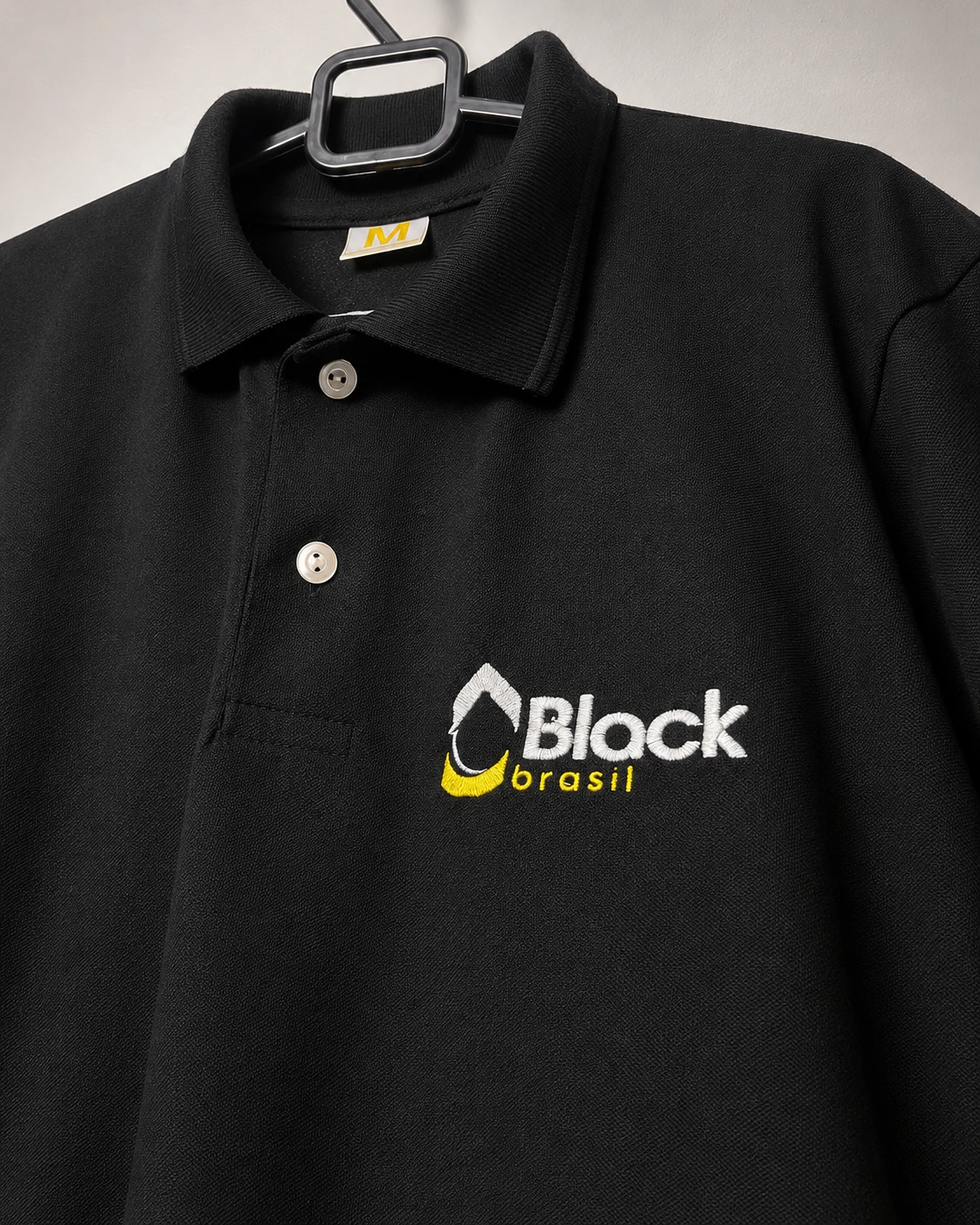 Foto real tratada de camisa polo Block Brasil com bordado no peito