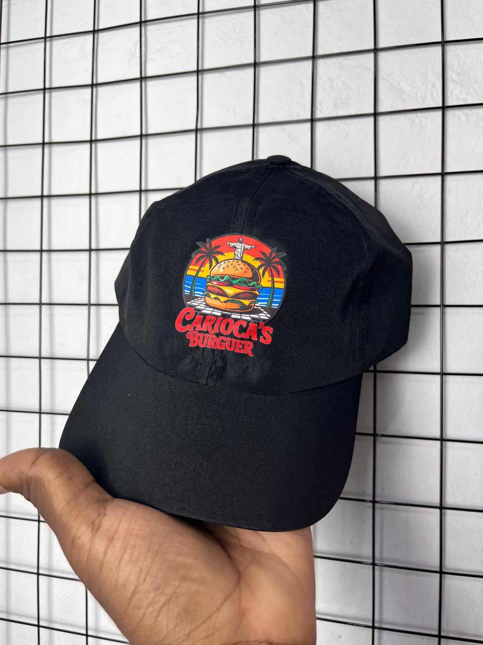 Boné preto Carioca's Burguer com estampa colorida