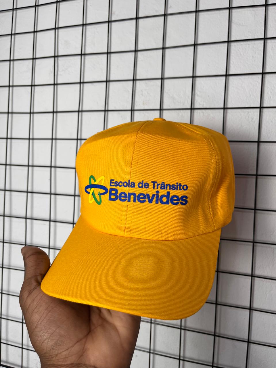 Boné amarelo personalizado da Escola de Trânsito Benevides