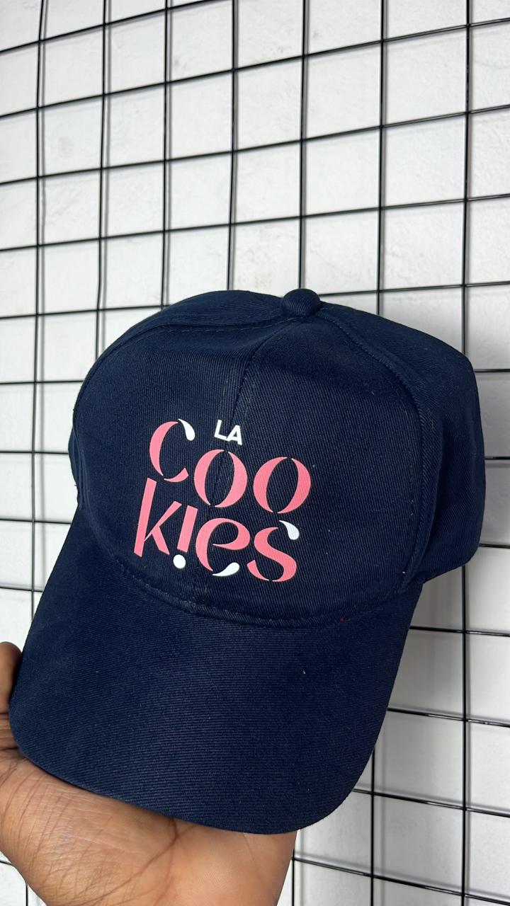 Boné azul-marinho La Cookies com personalização rosa e branca