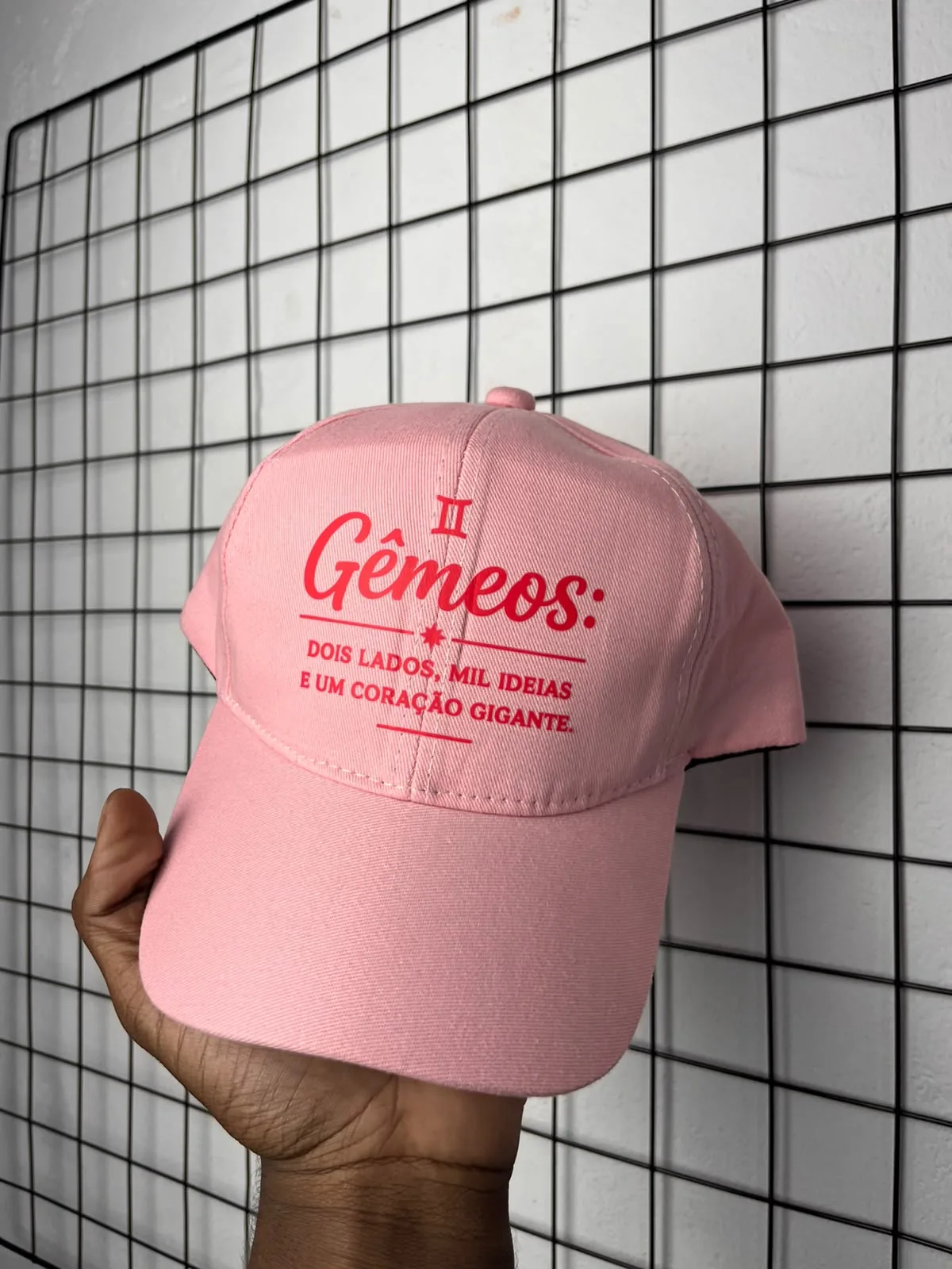 Boné rosa Gêmeos personalizado com lettering vermelho