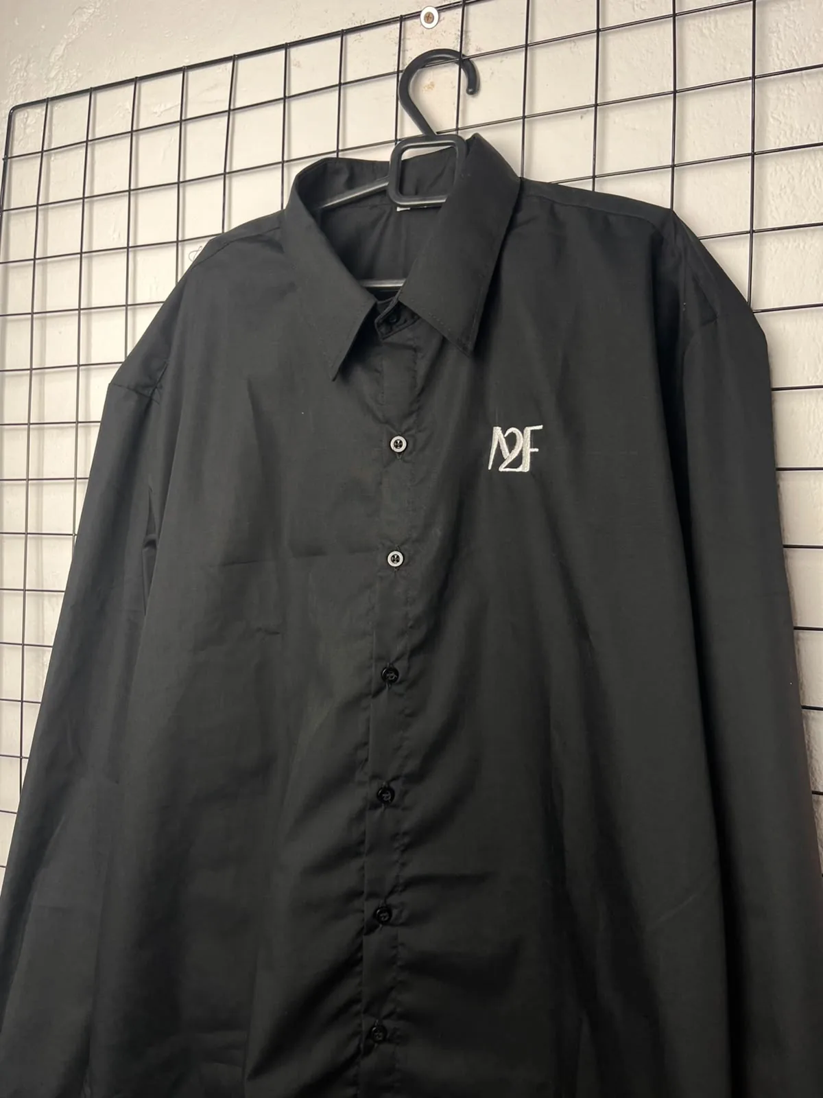 Camisa social preta com bordado N2F no peito
