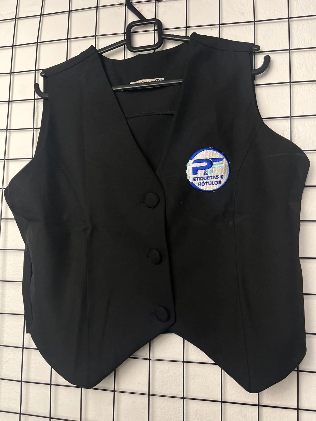 Colete preto personalizado com bordado PT Etiquetas e Rótulos
