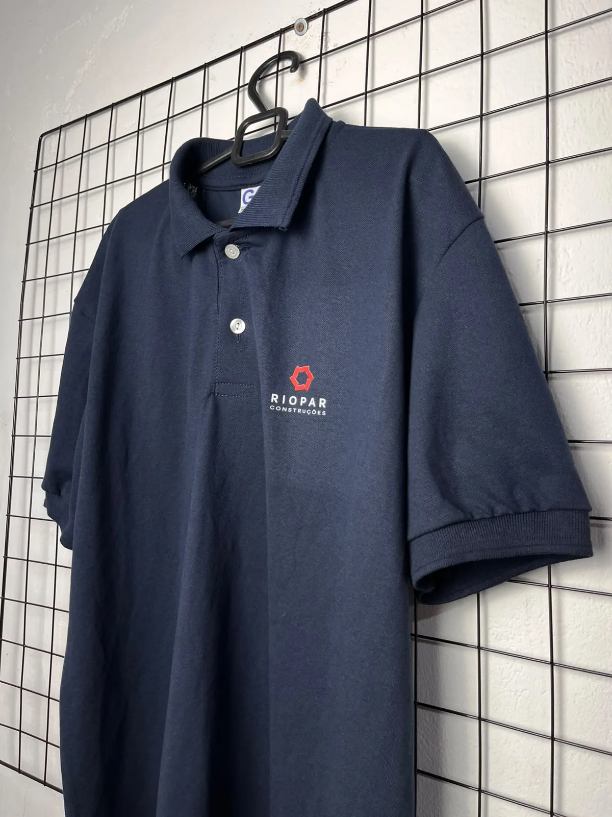 Camisa polo azul-marinho Riopar Construções com bordado no peito