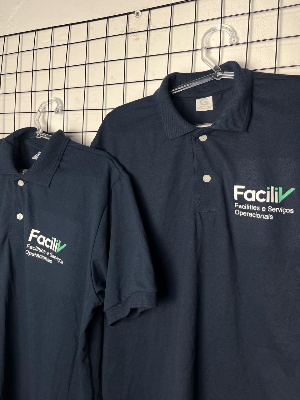 Duas camisas polo azul-marinho personalizadas para a FaciliV