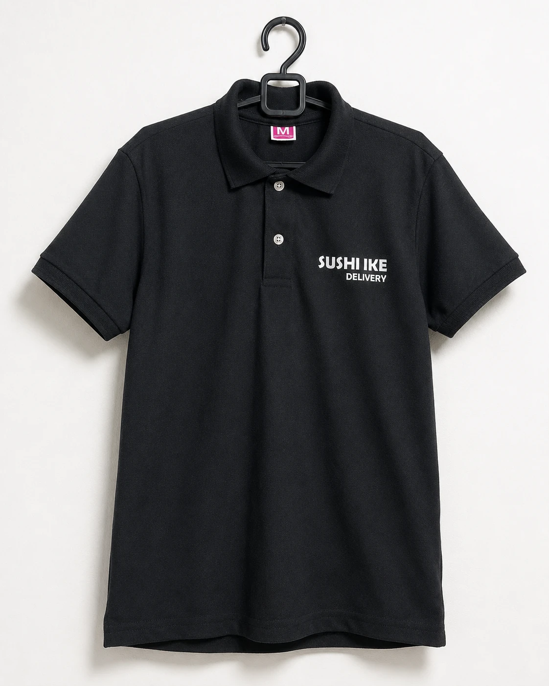 Foto real tratada de camisa polo Sushi Ike Delivery