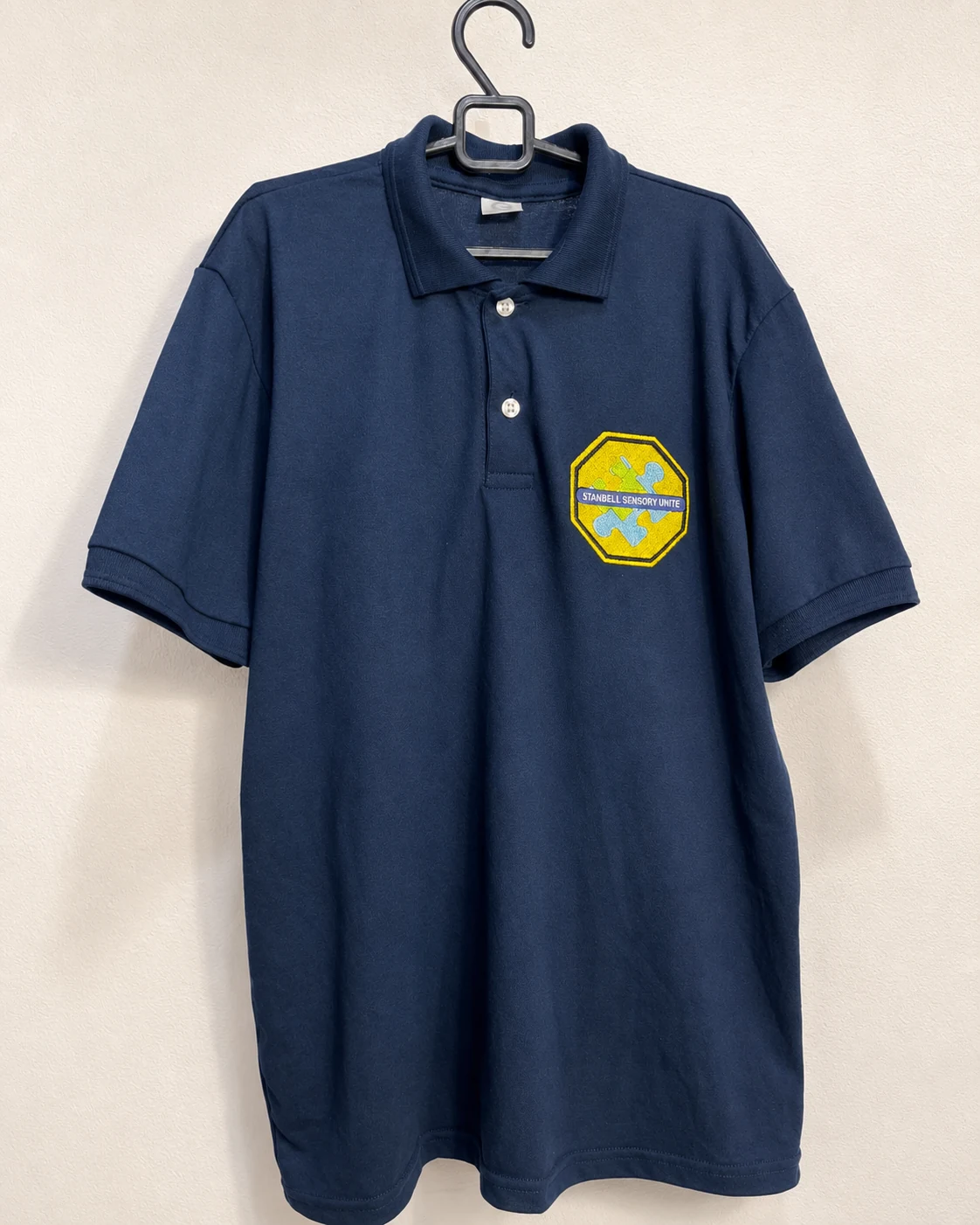 Camisa polo azul personalizada com bordado colorido Sensory Unite